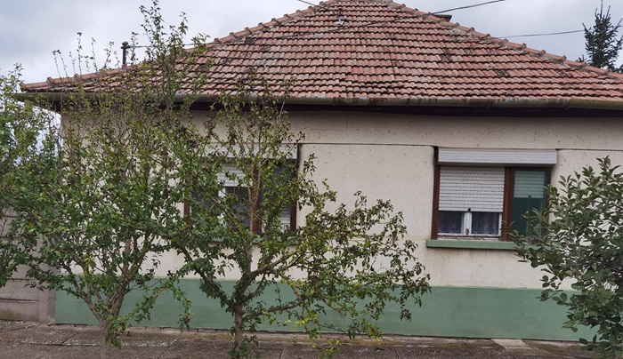 🏡 Casă tip „Kádárkocka” de vânzare în Gyula-Gyulavári – teren mare și anexe!